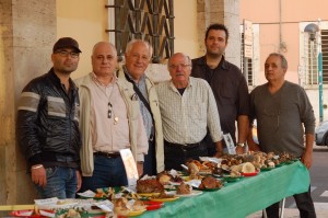 mostra micologica in Piazza del Popolo con tutto il Consiglio Direttivo ed il Micologo, Direttore del Comitato scientifico