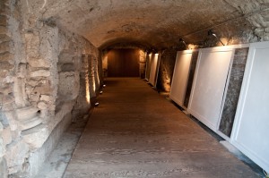 sala-del-tempio-sulla-sinistra-il-podio-del-tempio-romano.