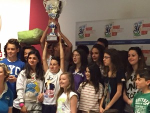 Gli allievi con la Coppa