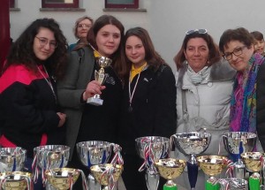 Un momento della premiazione, con le Insegnanti Antonella Bello e Lucia Viglianti, curatrici del progetto scacchi
