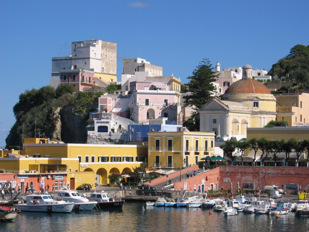 Ponza: l’isola più selvaggia e mondana del nostro arcipelago