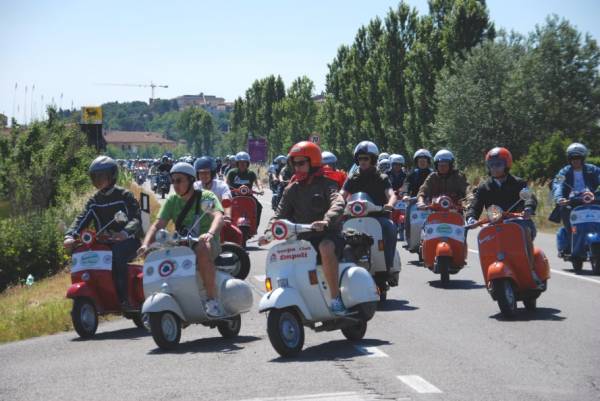 “Sermoneta in Vespa” per il XVII Raduno Nazionale del Vespa Club