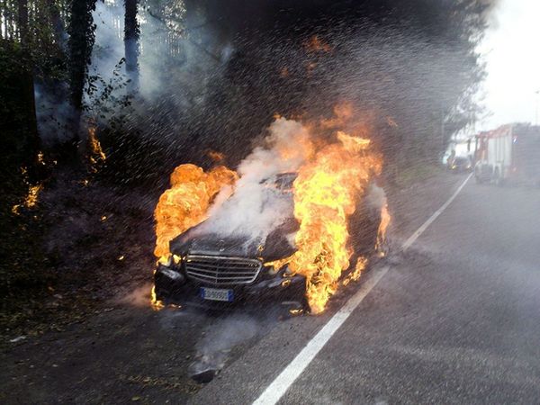Auto in fiamme, ustionato il conducente