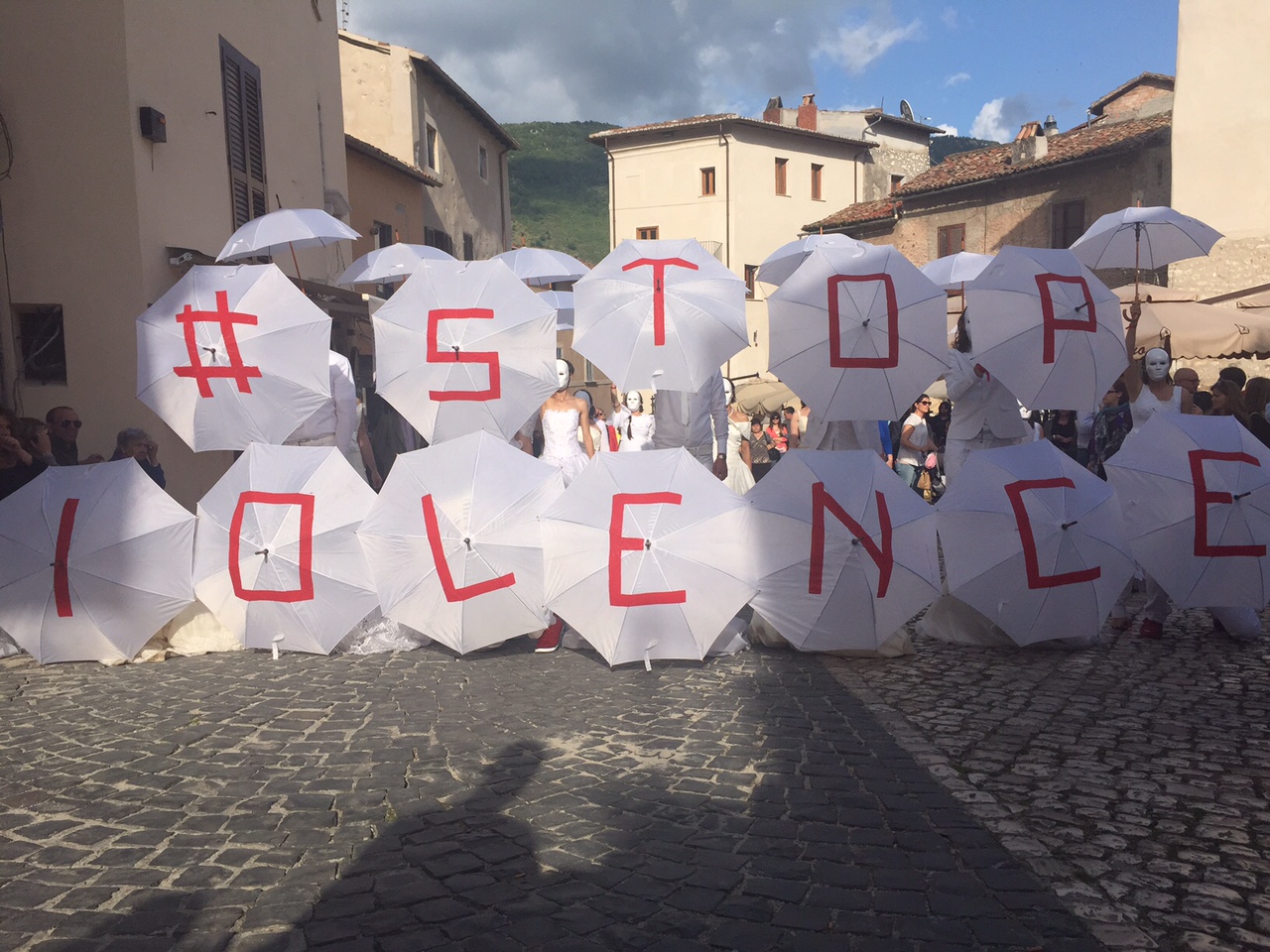 Sermoneta dice No alla violenza sulle donne ospitando il flash mob “Scie luminose”