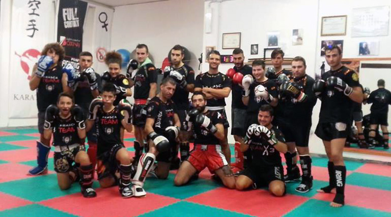 Tecniche della kickboxing al Palasport di Stoza