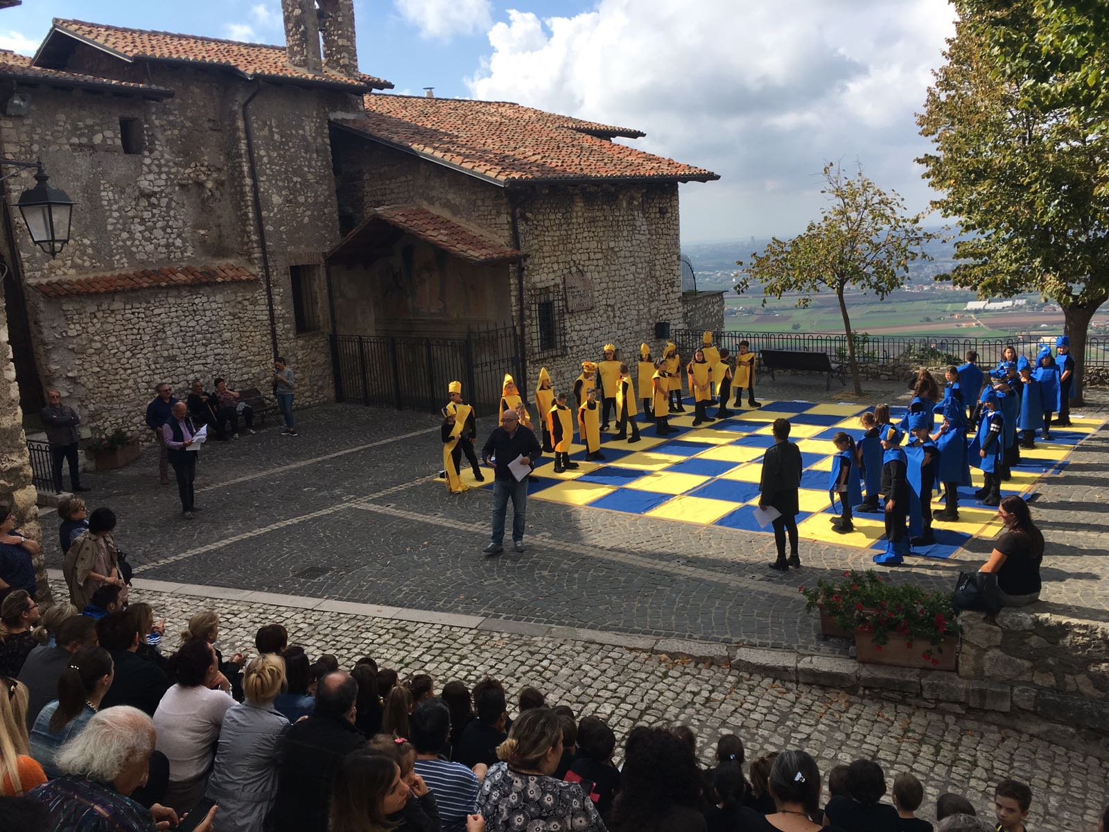 Gli “scacchi viventi” con gli studenti di Sermoneta