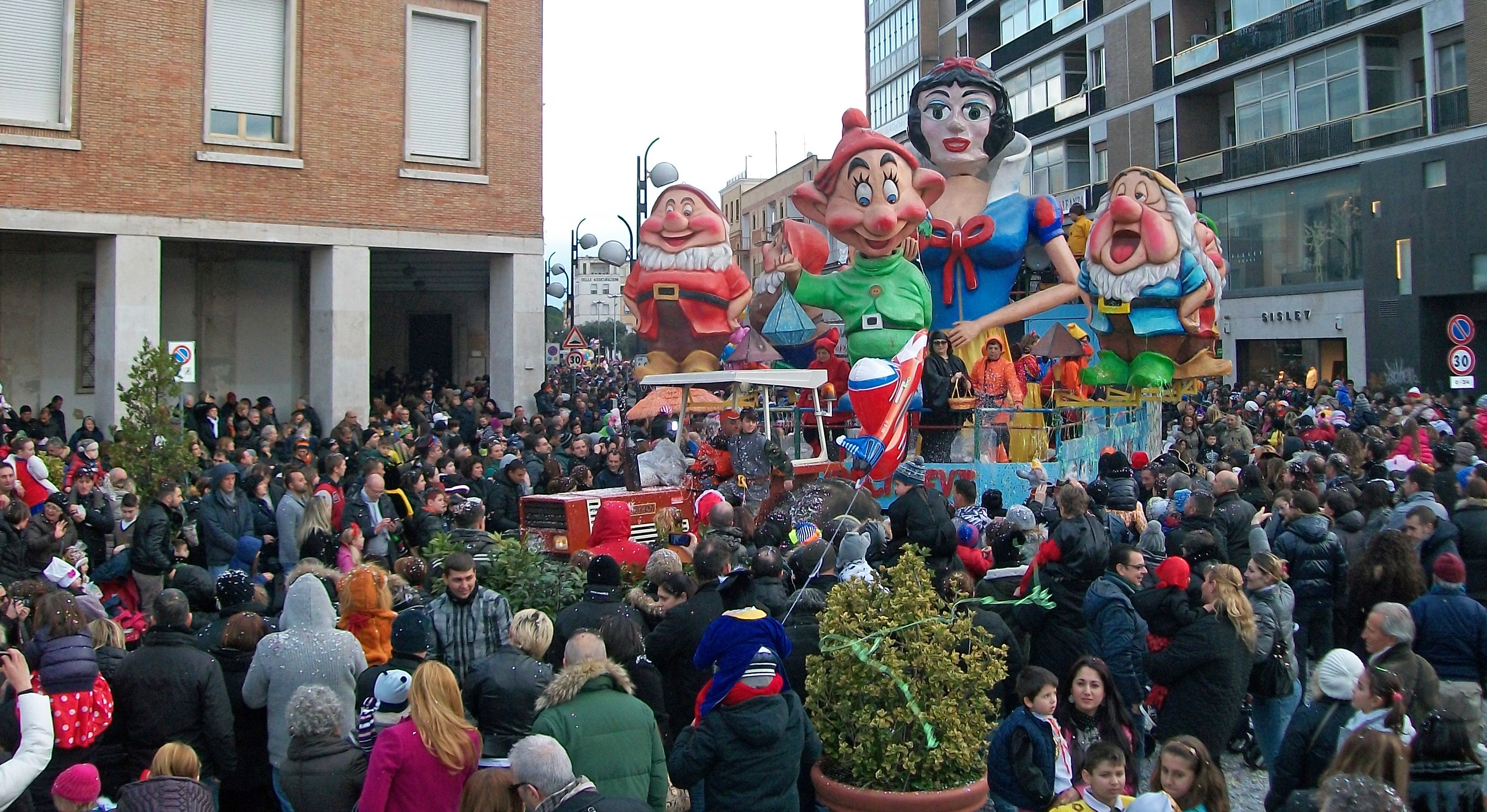 Latina: Torna la sfilata dei carri di Carnevale