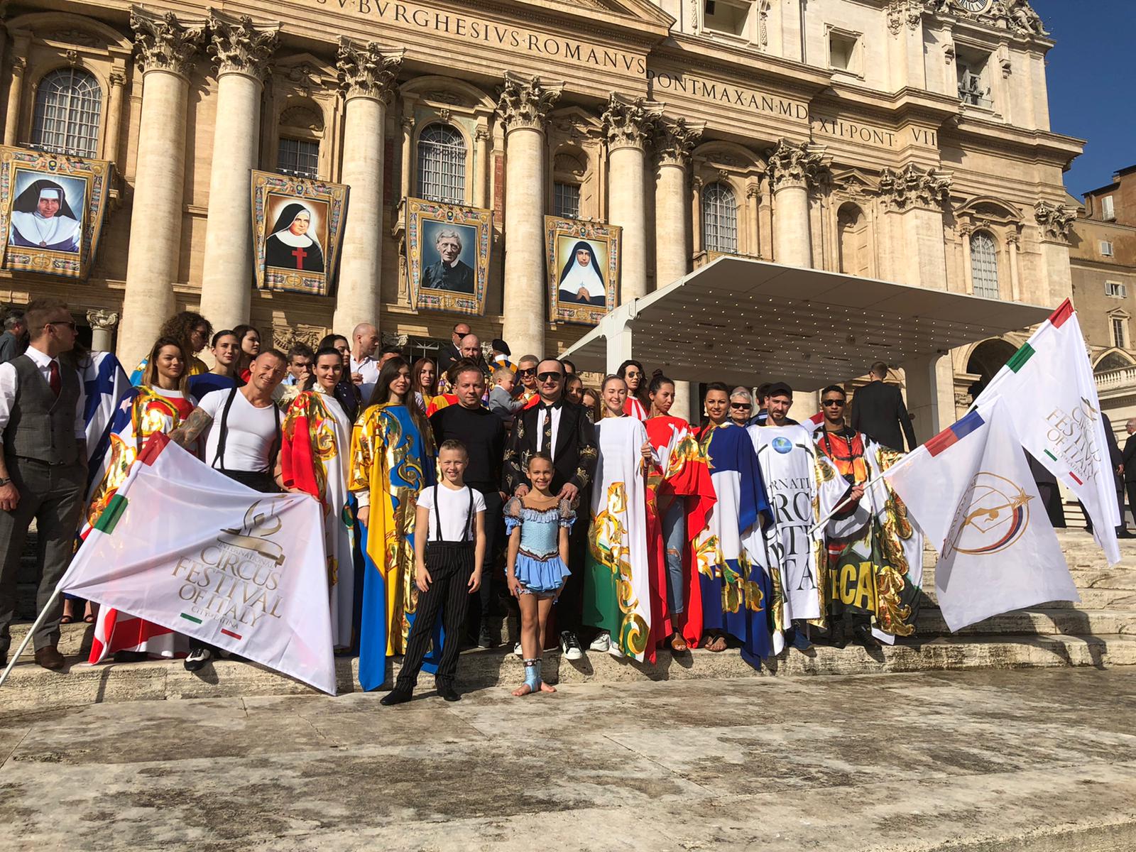 Gli artisti del Festival Internazionale del Circo d’Italia si sono esibiti per Papa Francesco