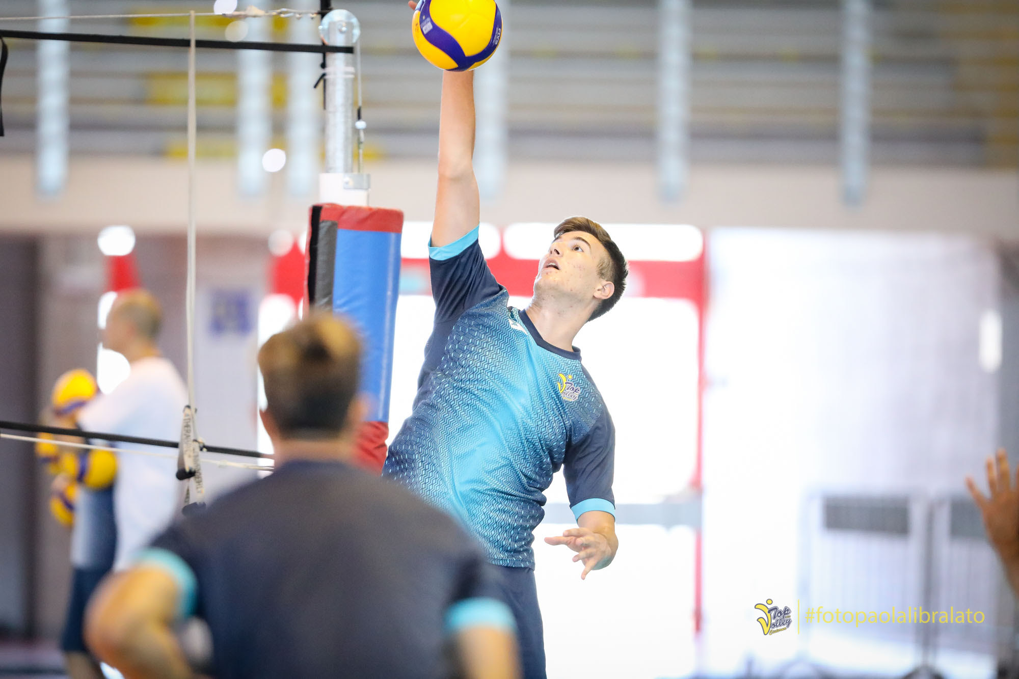 Top Volley Cisterna:  lo schiacciatore Luca Rossato scende in campo con il numero 9. Video