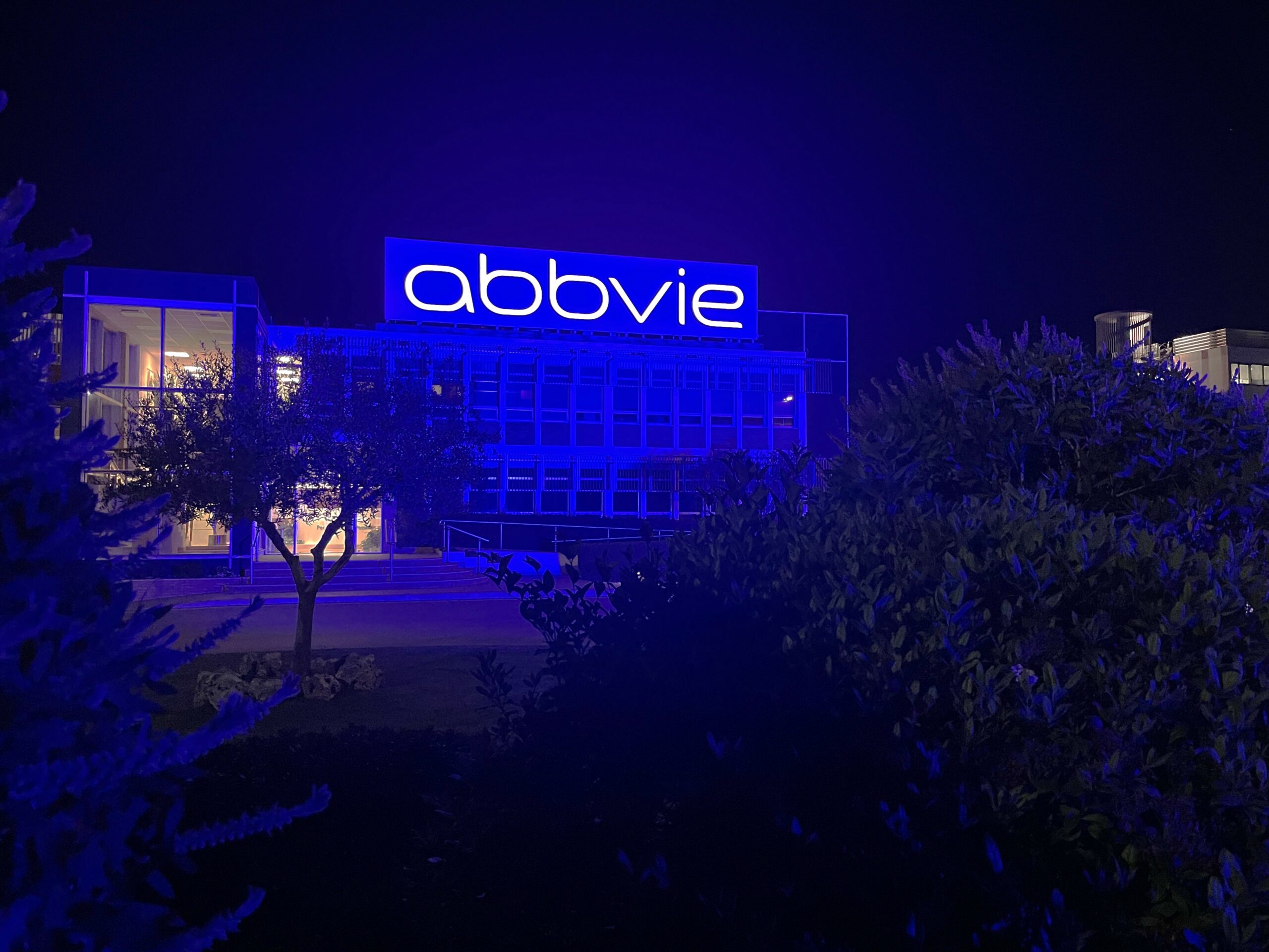 AbbVie si illumina di verde e di blu per la  Prima Notte Mondiale del Parkinson