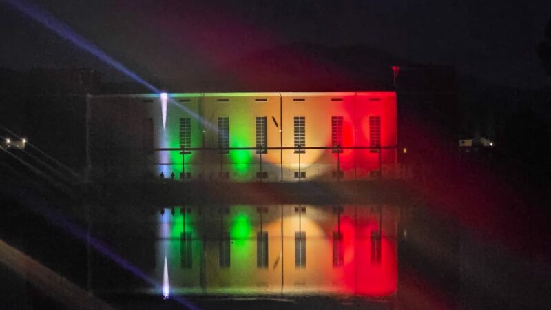 Bagliori nella notte: ANBI illumina gli impianti idraulici col tricolore