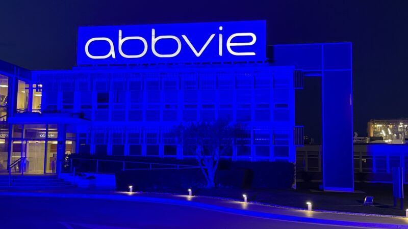 Giornata Mondiale del Parkinson: AbbVie si illumina di blu